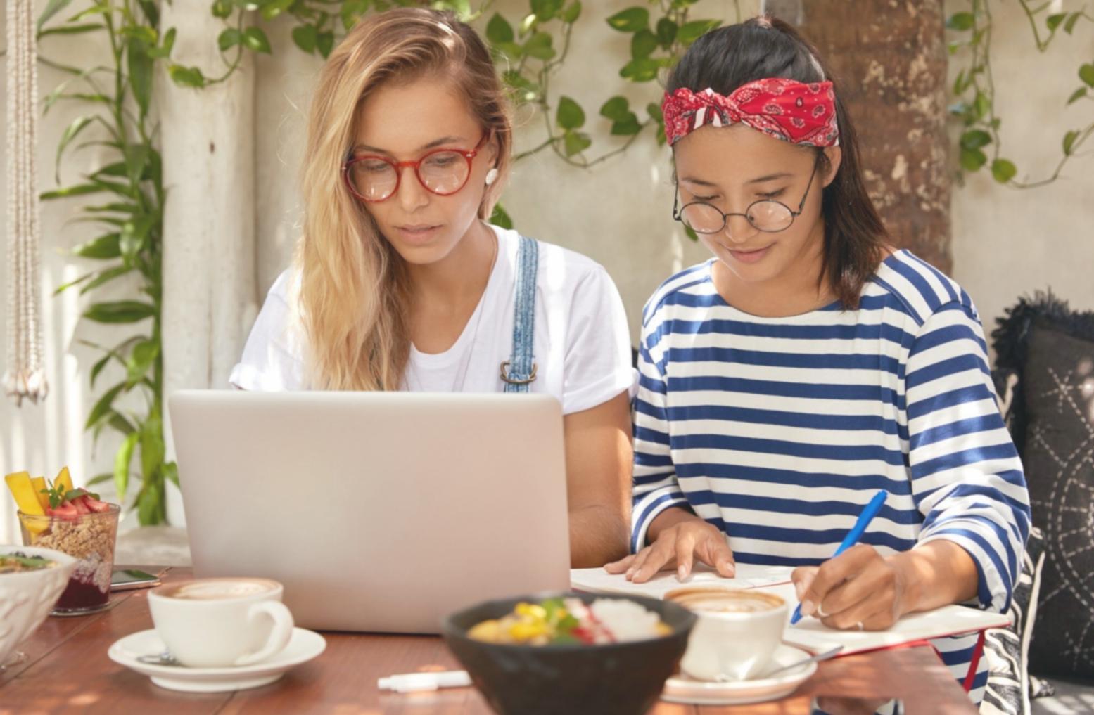 Teilnehmer bei der praktischen Anwendung von Finanzforschungsmethoden