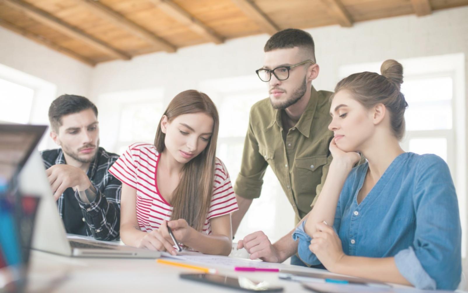 Finanzanalyse-Arbeitsplatz mit Dokumenten und Forschungsmaterialien